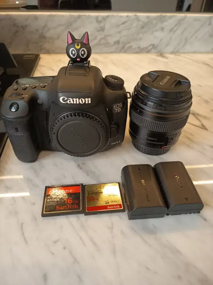 Canon 7D Mark II + Lensa 85 MM USM