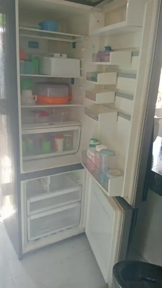 Kulkas 2 pintu  merk elektrolux