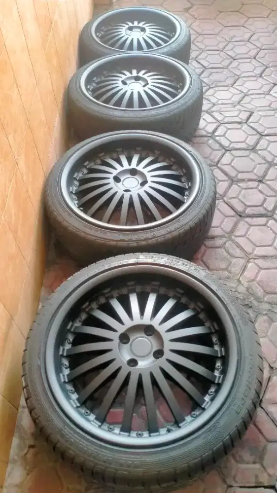Velg bekas komplit dengan Ban.