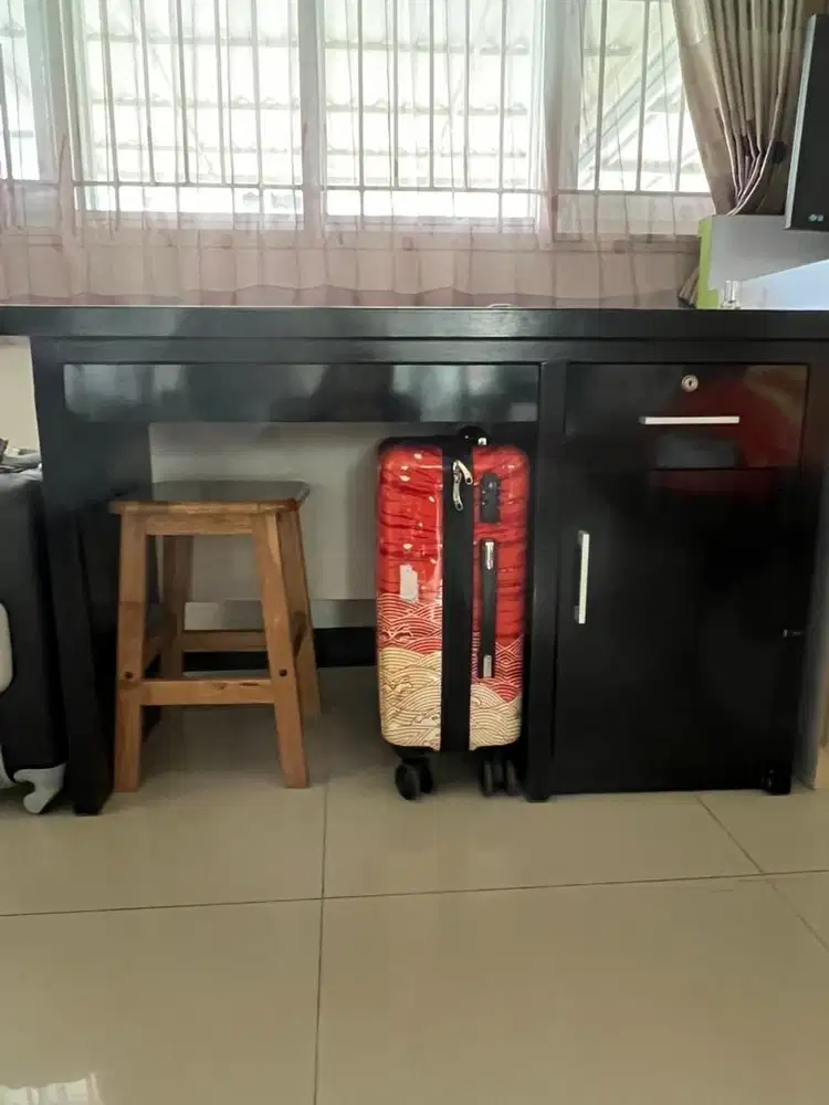 Meja kantor ada laci penypanan
