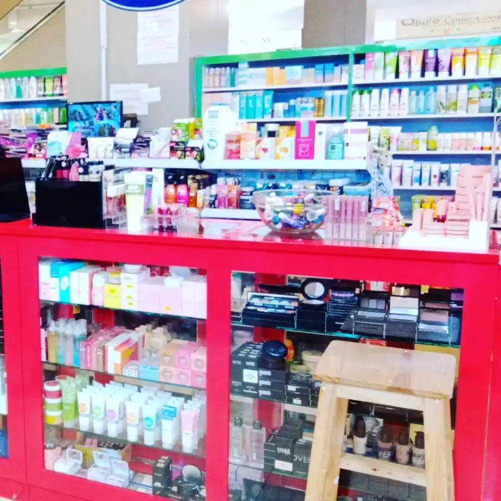 Lemari pajangan dan etalase