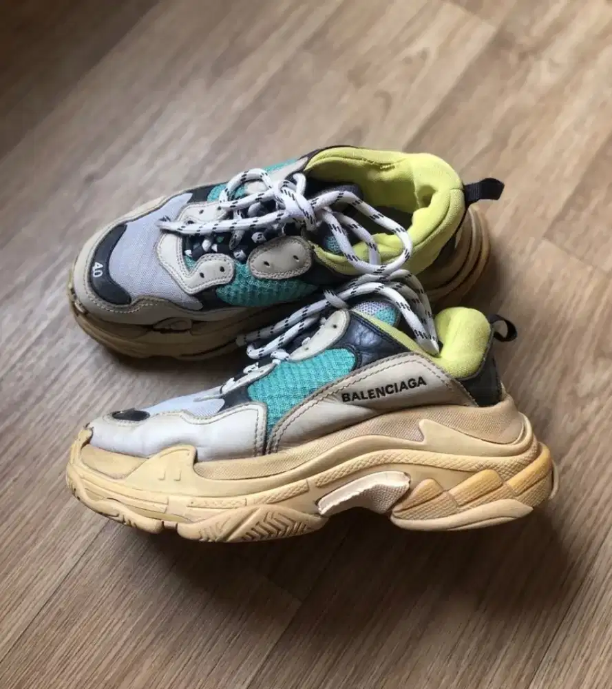 sepatu Balenciaga triple S original bekas sepatu bekas sepatu boots