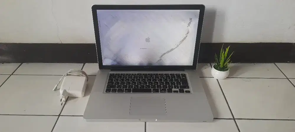 Macbook 2011 core i5 minus