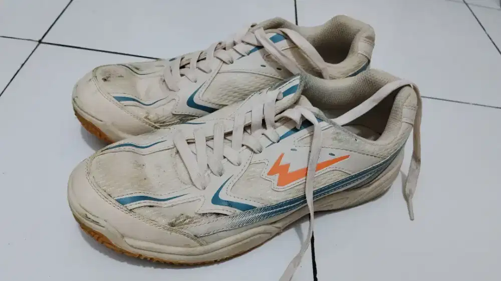 Sepatu badminton eagle size 42