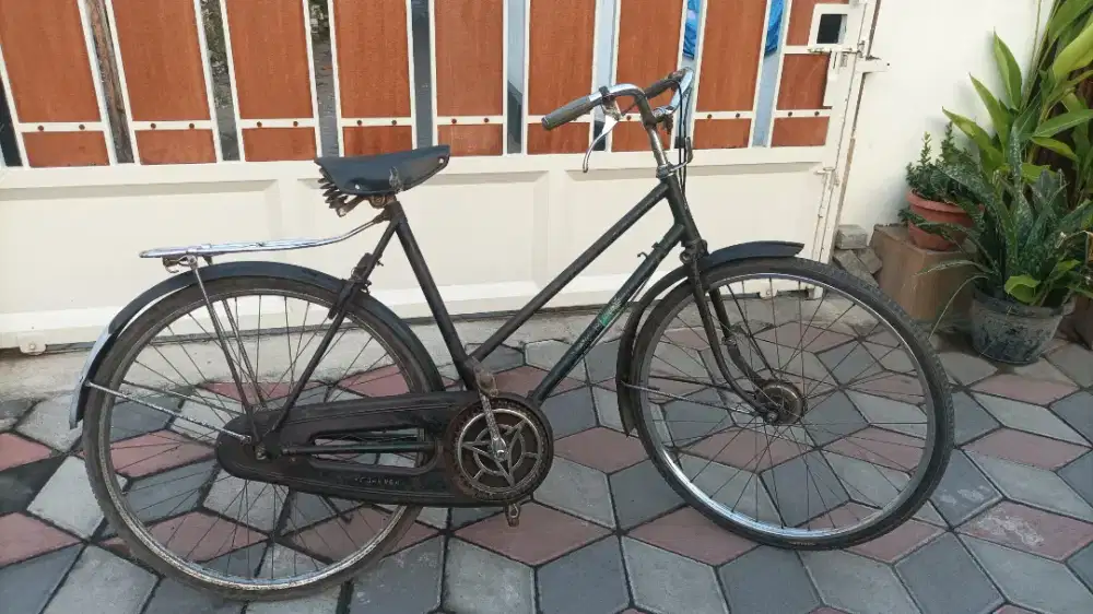 Sepeda jengki lawas siap gowes