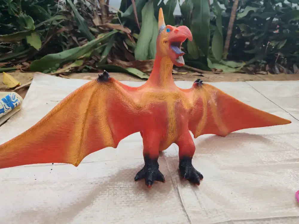Mainan dino bekas