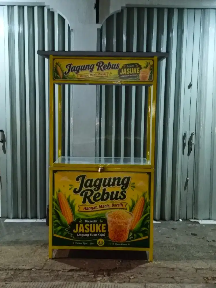 Wanita PenJual Jasuke dan Jagung Rebu di Booth Minimarket