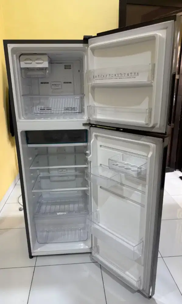 Lemari es electrolux ETB2802J A