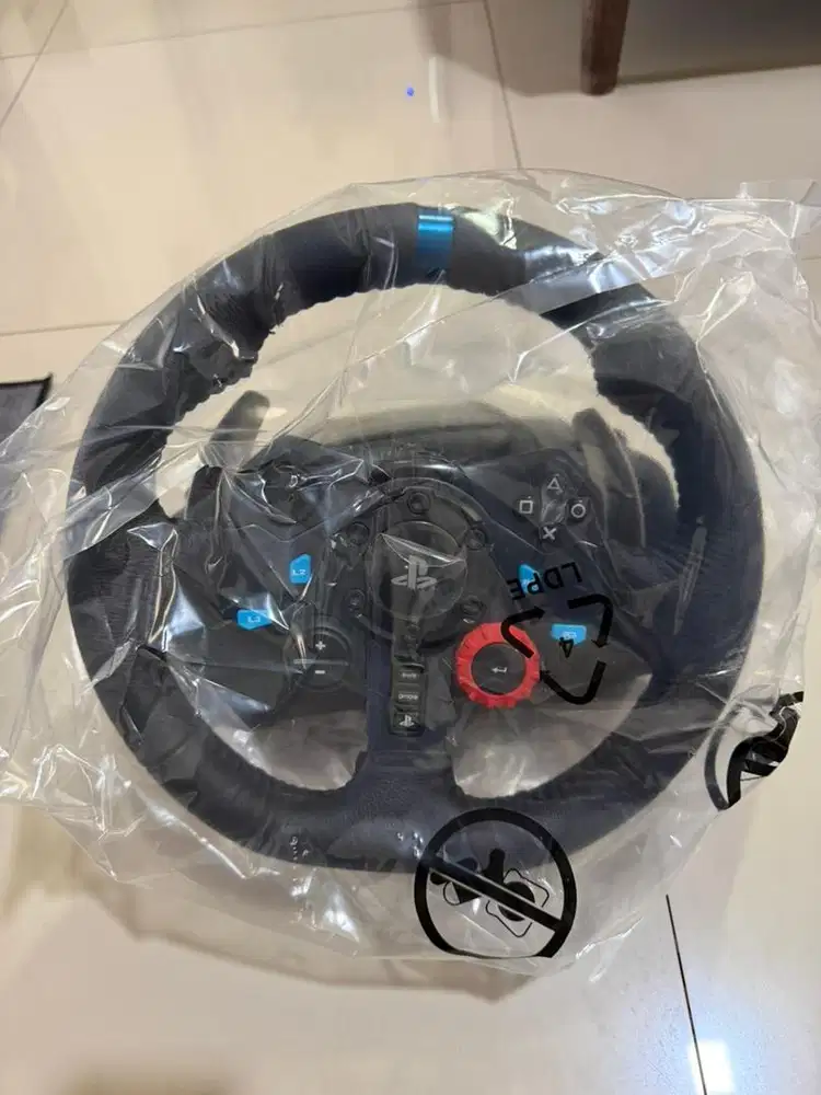 For Sale Logitech G29 Driving Force Superb Condition for PS4 / PS5