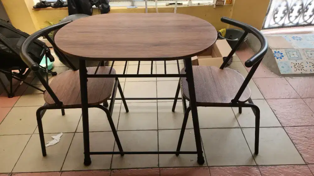 Meja makan + 2 kursi
