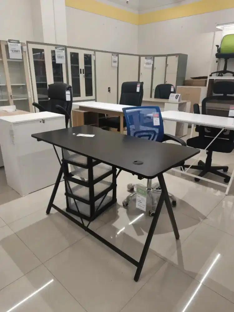 Meja kantor atau gaming minimalis