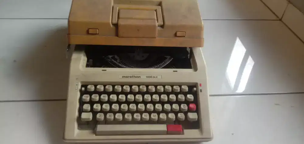 Mesin Tik Manual Jadul merek Marathon 1000 DLX