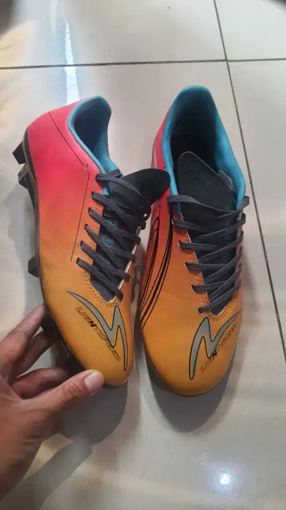 Jual sepatu futsal kondisi mulus