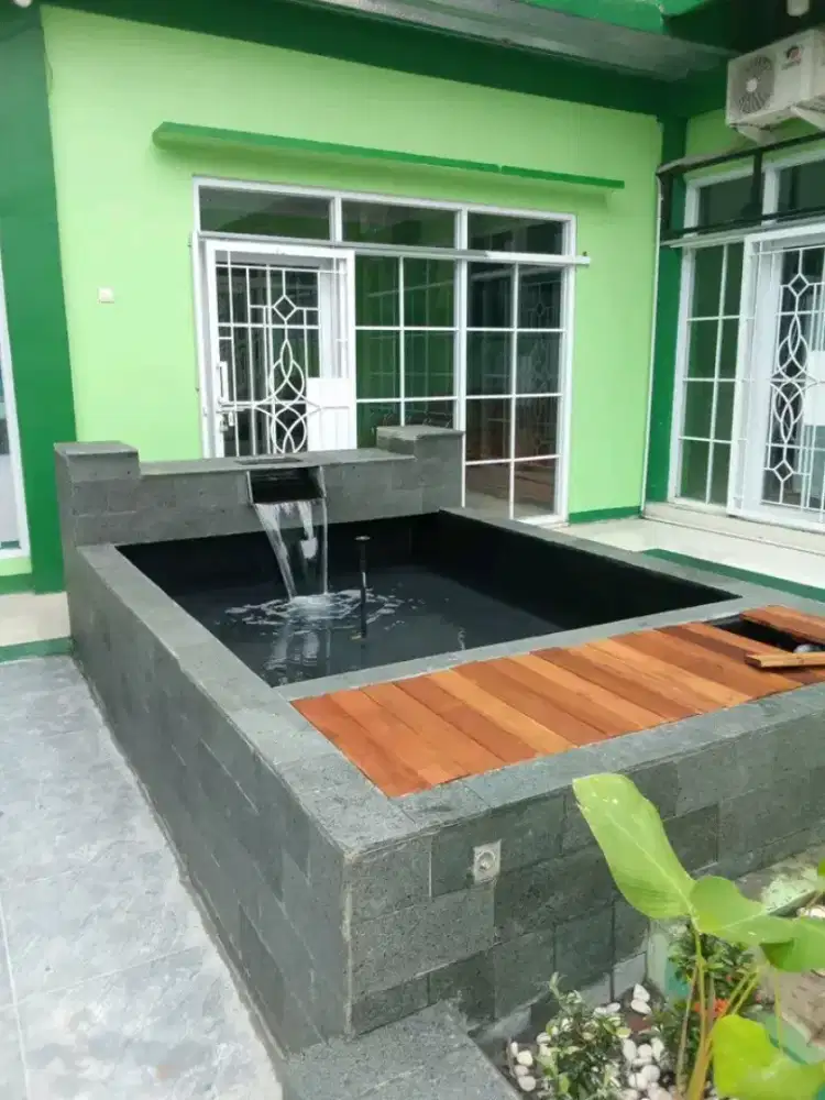 Kolam batu alam dan taman hijau