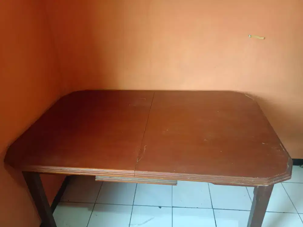 Meja makan kayu