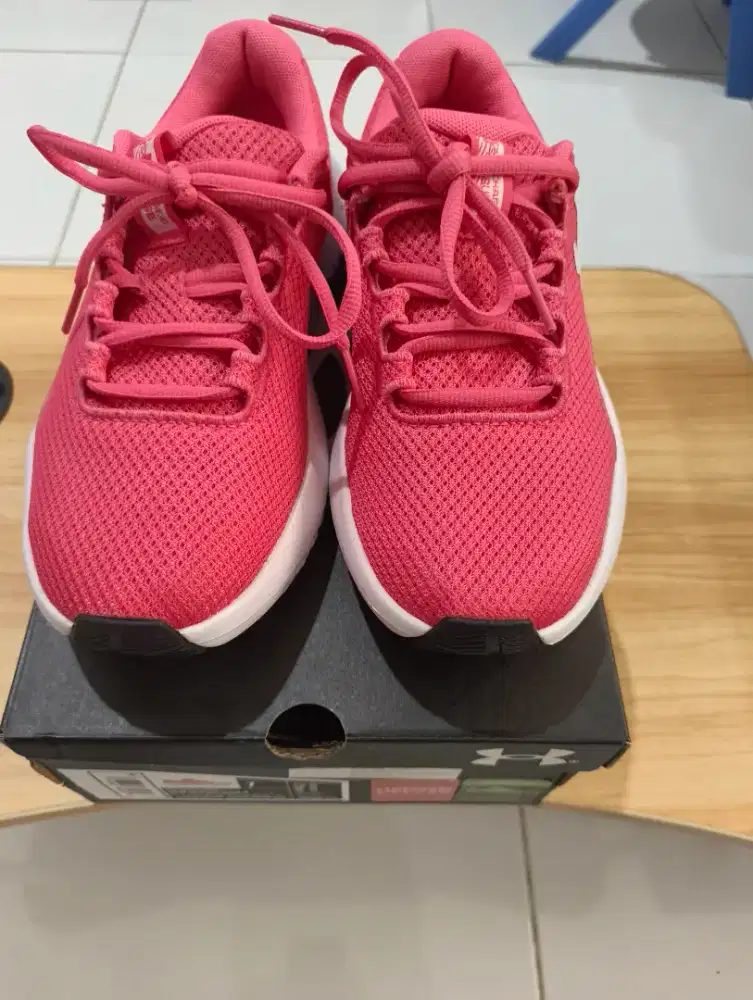 Sepatu Wanita Under Armour Charged Surge 4