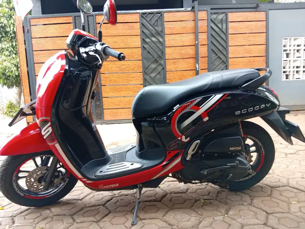 Scoopy 2024 merah hitam