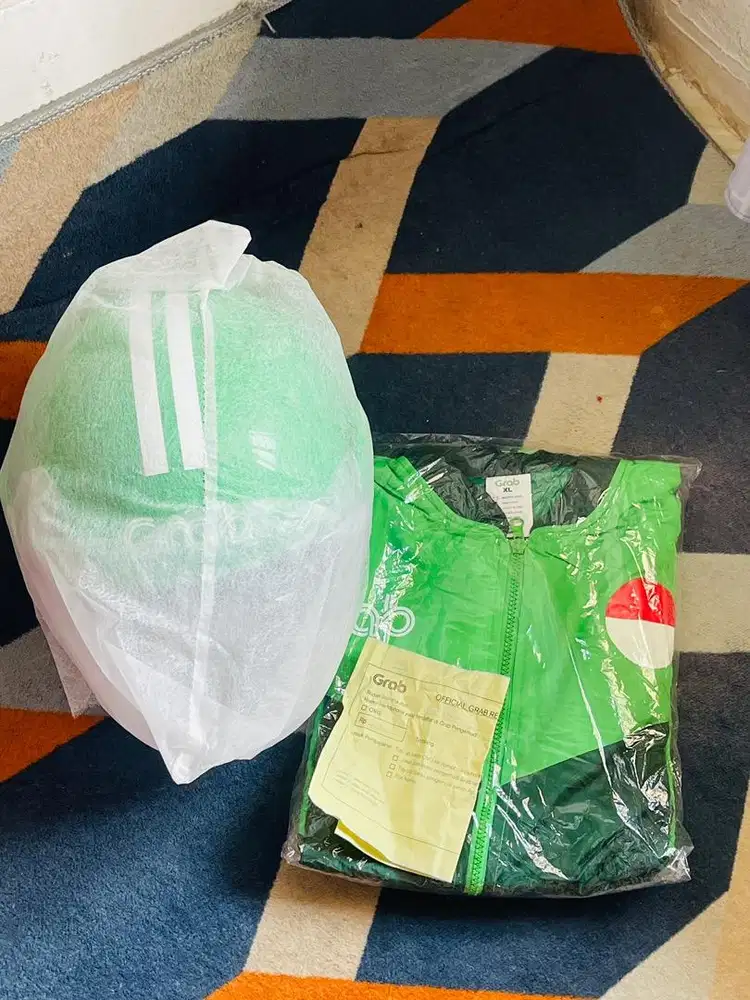 Dijual jaket sama helm grab