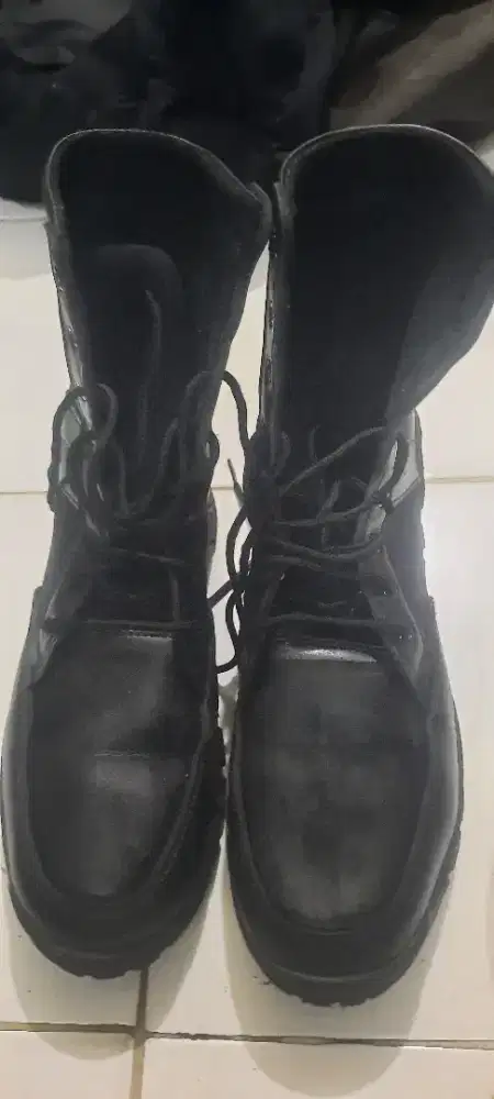 Di jual sepatu PDL warna hitam
