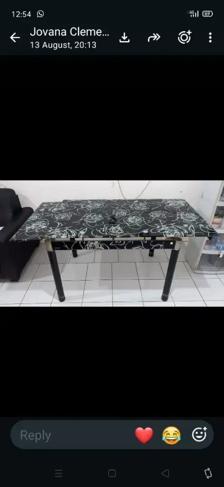 Meja makan kaca tebal minimalis