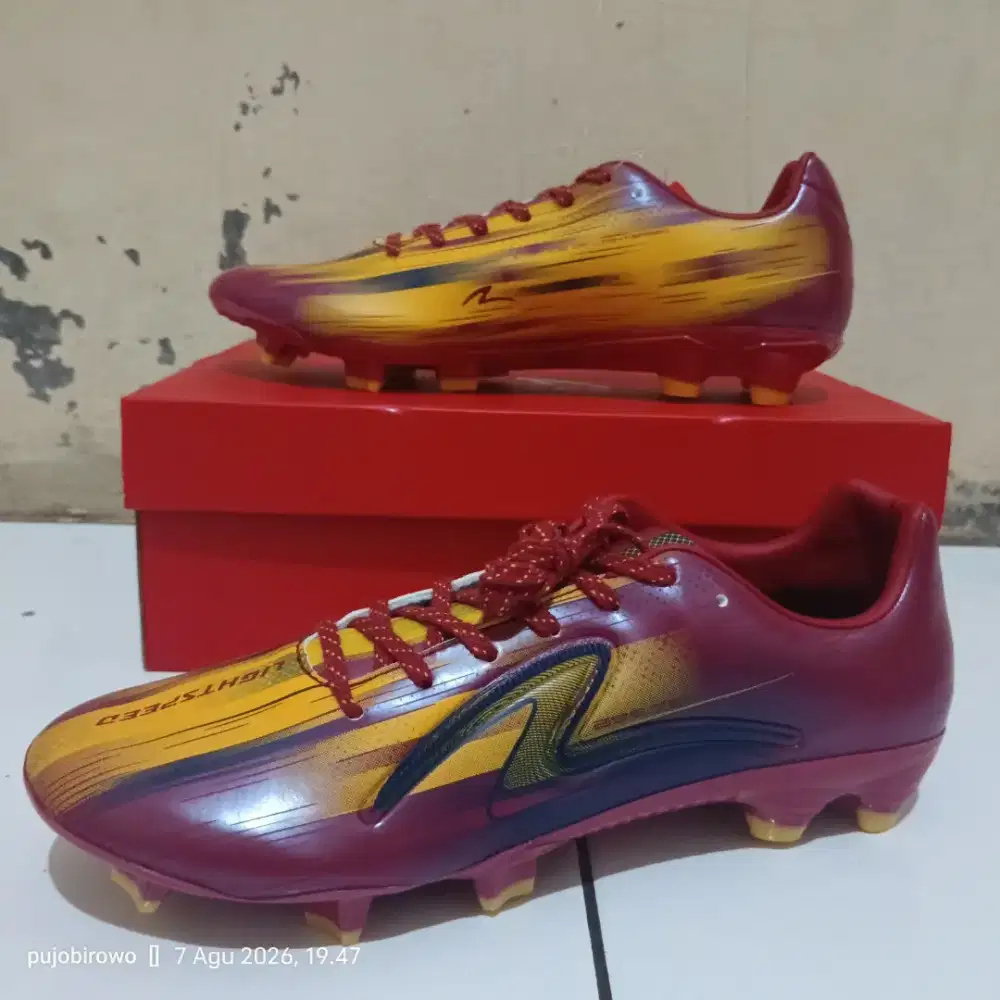 Size 42 sepatu bola Specs Lightspeed Reborn