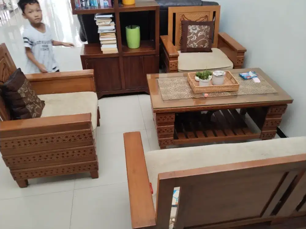 Kusi meja ruang tamu set