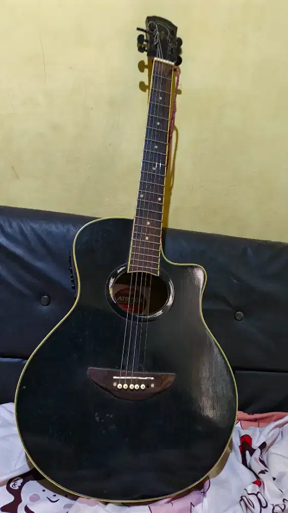 Gitar Yamaha akustik elektrik