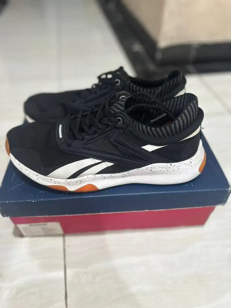 Sepatu reebok, cocok buat jalan santai/jogging