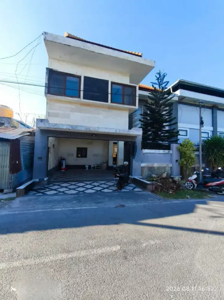 RUMAH MEWAH WITH KOLAM RENANG LINGKUNGAN EXCLUSIF MUDING GATSU BARAT