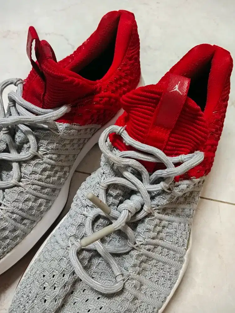 Sepatu Jordan size 44 nuansa merah putih