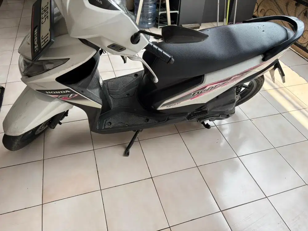 Honda Beat Putih