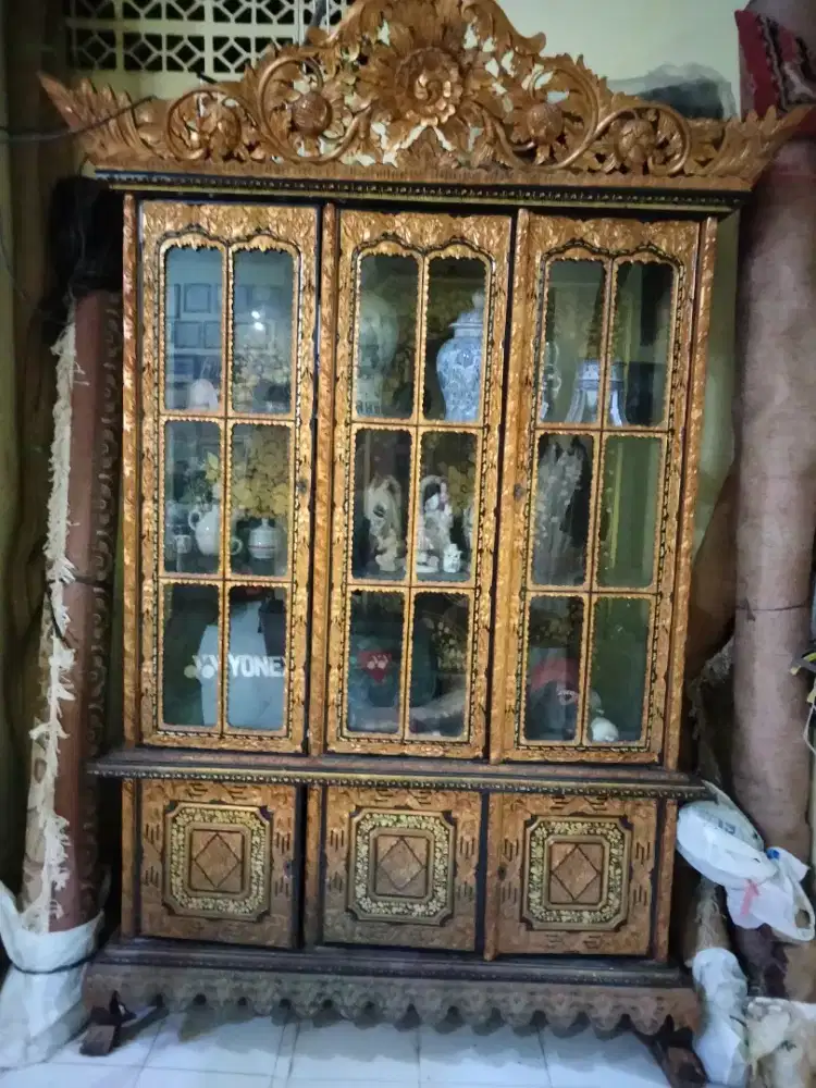 Lemari ukir Limas