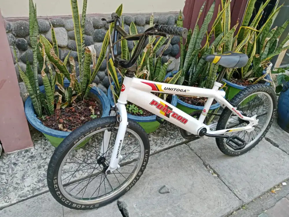 Sepeda bmx warna putih