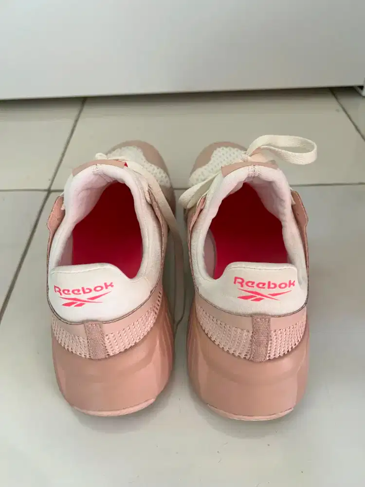 Jual Sepatu Cewek Reebok Original – Pink/Putih – Size 39 / 25,5 cm
