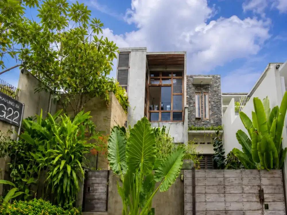 Rumah modern tropis ada swimming pool lokasi strategis di Jakarta Selatan PR 18392 RN