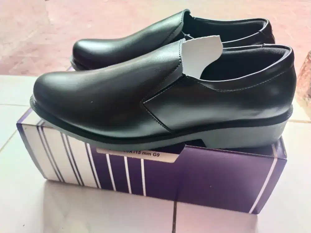 Sepatu Dapet Dari Kantor Masih Baru