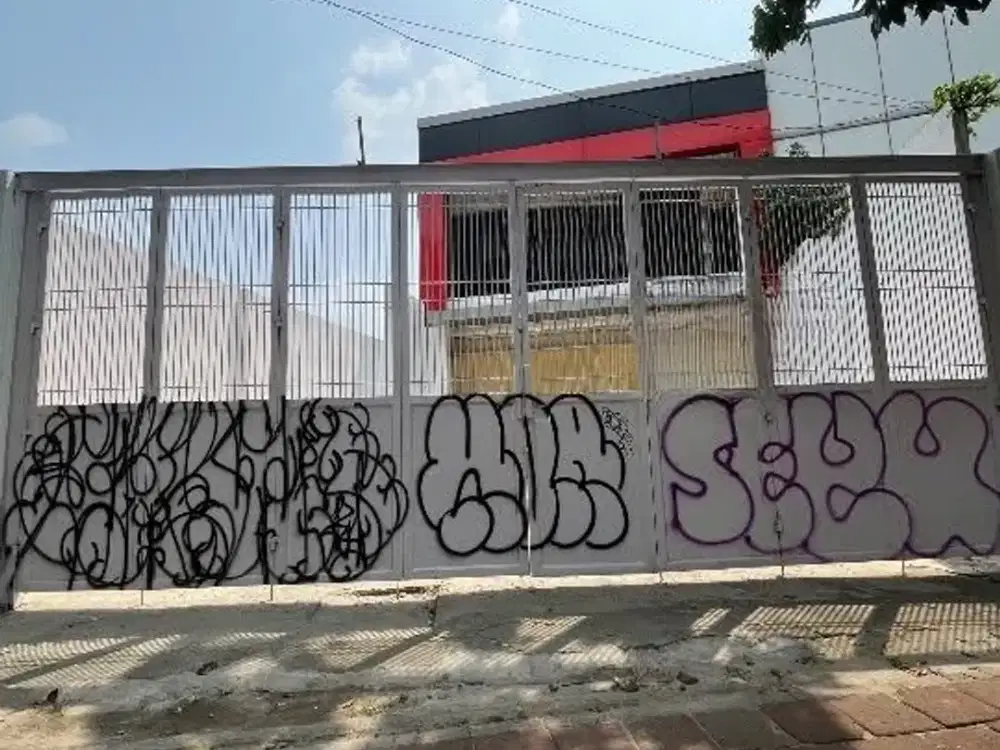 Disewakan Ruko 2,5 Lantai Siap Pakai lokasi pinggir jalan dan Strategis di Pramuka Raya,Rawasari,Jakarta Pusat