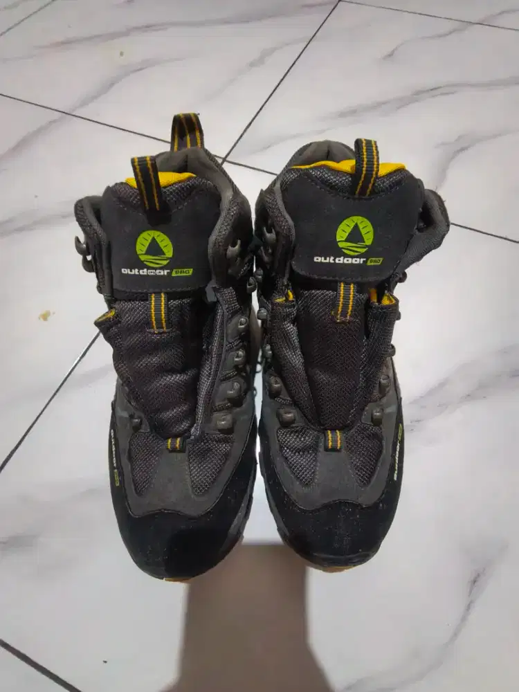 Sepatu gunung bekas rasa baru