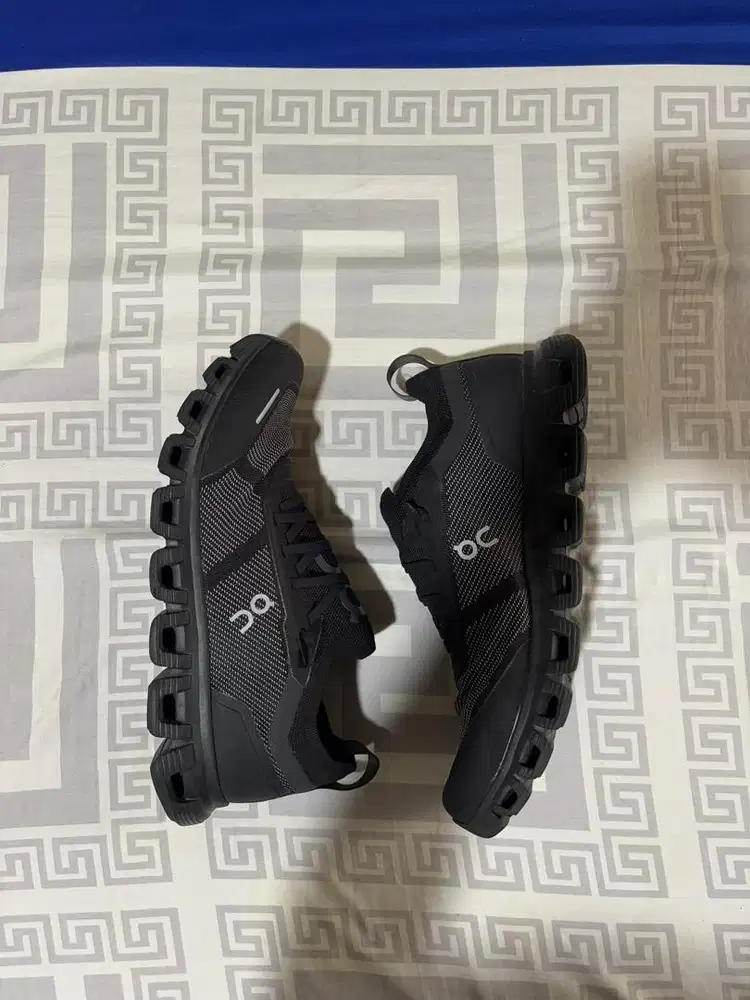 on cloud 6 versa black
