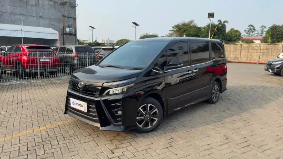 LOW DP Toyota Voxy 2.0 Bensin-AT 2018 SYH
