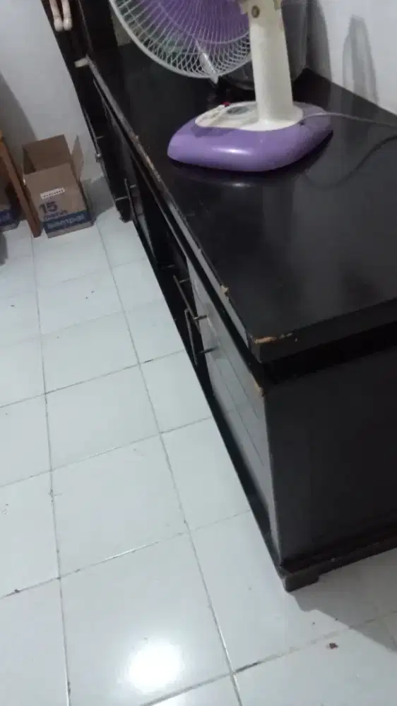 bufet tv masih layak pakai, warna hitam ukuran P 165cm L 45cm T 70cm,