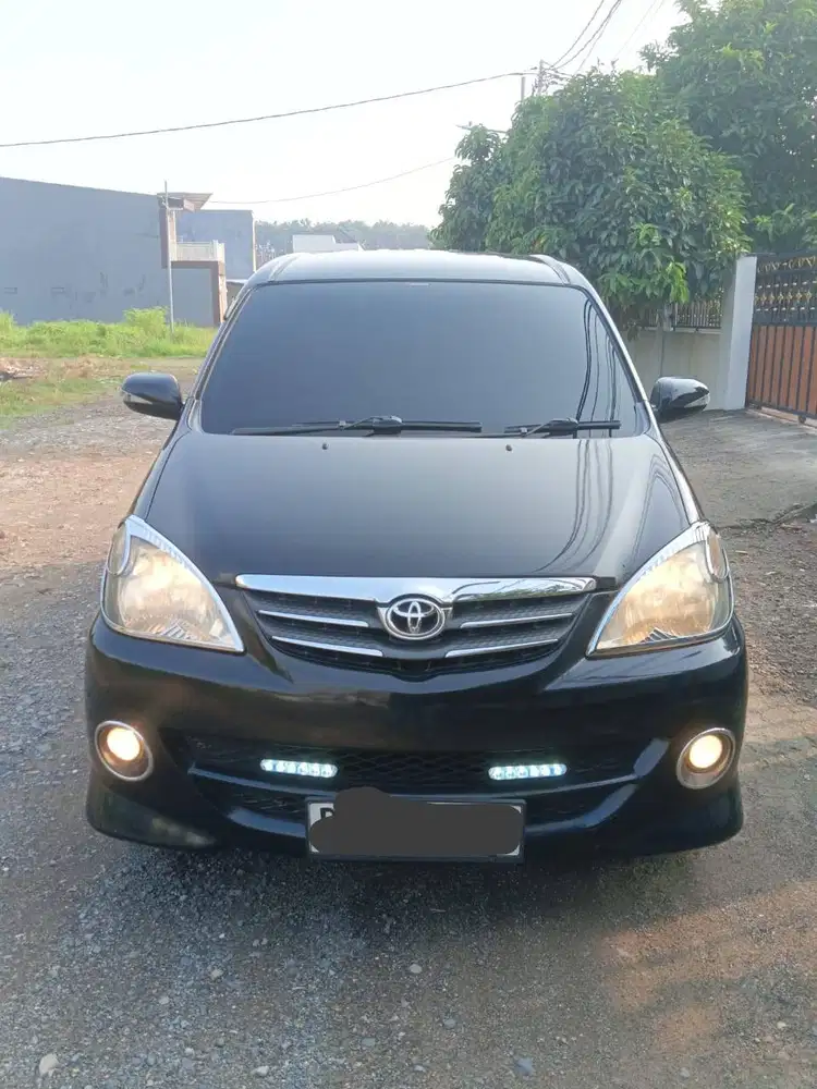 Mobil Avanza AT Tipe S 2011