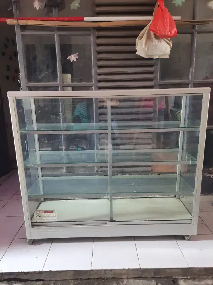 Dijual etelase ukuran  Ukuran *1,2M x 1M 4 susun*