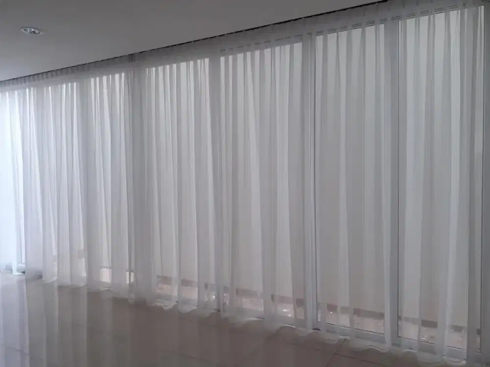 Disewakan Rumah / Kantor Tingkat 3 di Cilandak Barat Jakarta Selatan - 4 Kamar Tidur AC, Roof Top, SHM