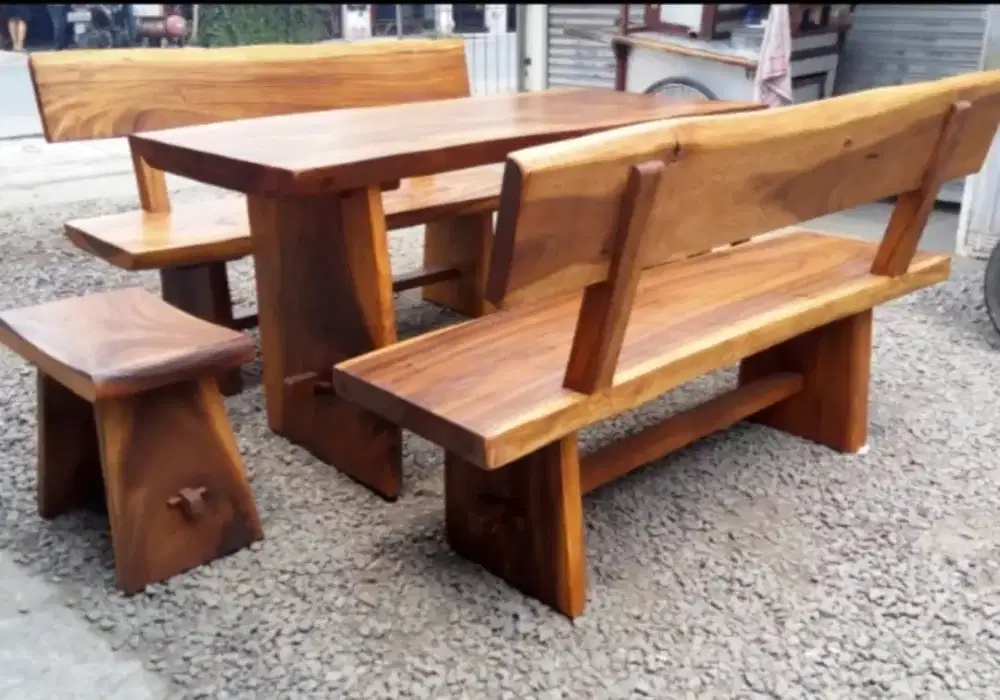 Set meja makan kayu utuh dengan bangku sandaran