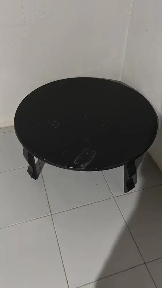 Meja bundar hitam