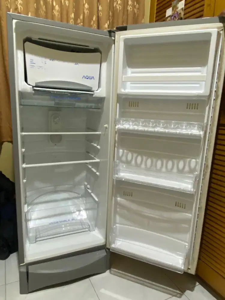 Kulkas 1 Pintu Aqua AQR-D190 - Interior Lengkap Siap Pakai