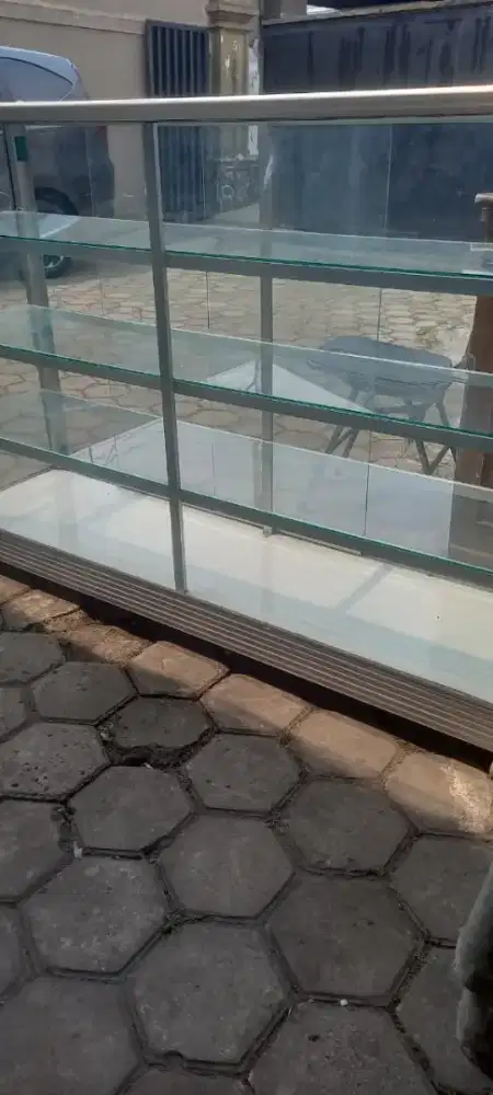Etalase satu setengah meter