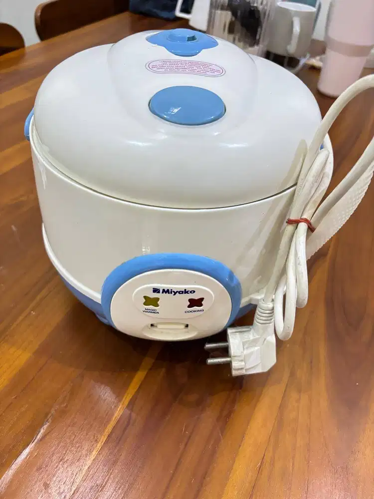 Rice Cooker Miyako Mini kondisi masih bagus dan berfungsi normal