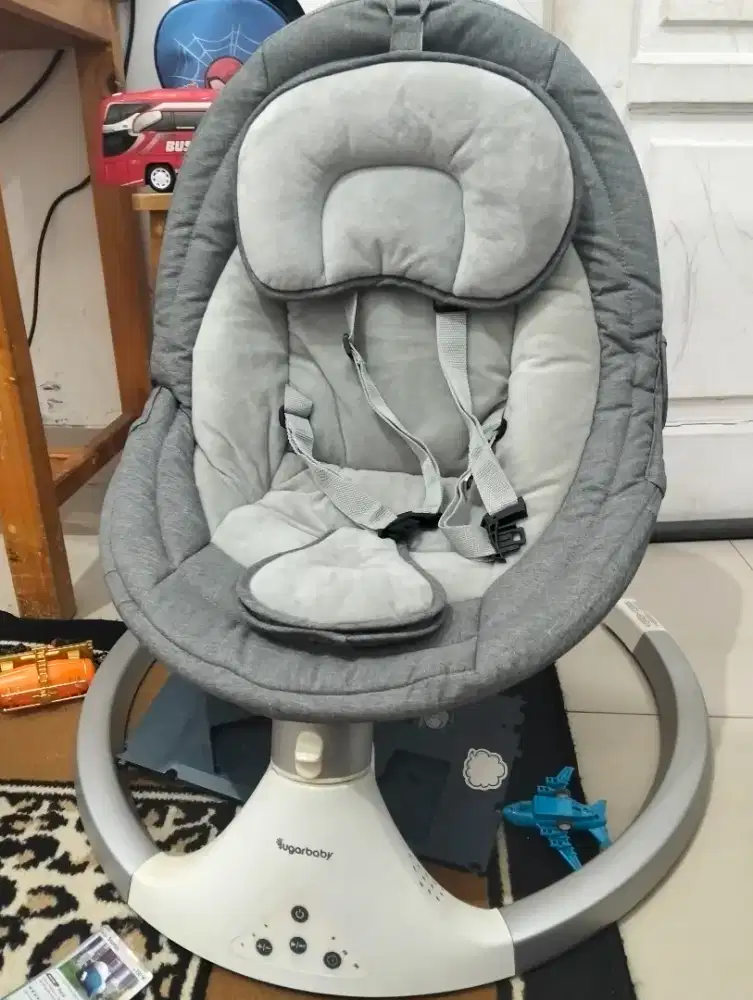 SugarBaby Hug me automatic baby swing chair with table / ayunan bayi